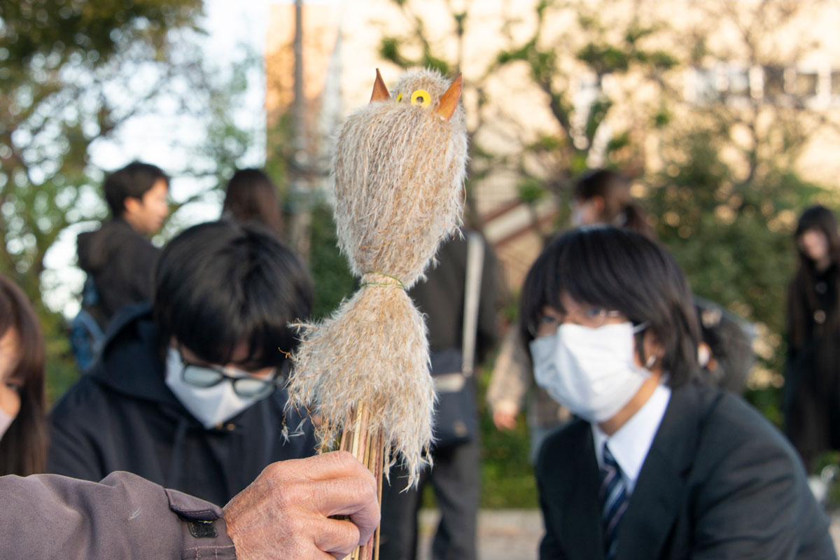 フサフサなオギで出来たミミズクが、参加者たちにみせられている。耳は葉っぱでできていて、くりっとした目は黄色い丸いシールで参加者の個性が表れた目が描かれている。